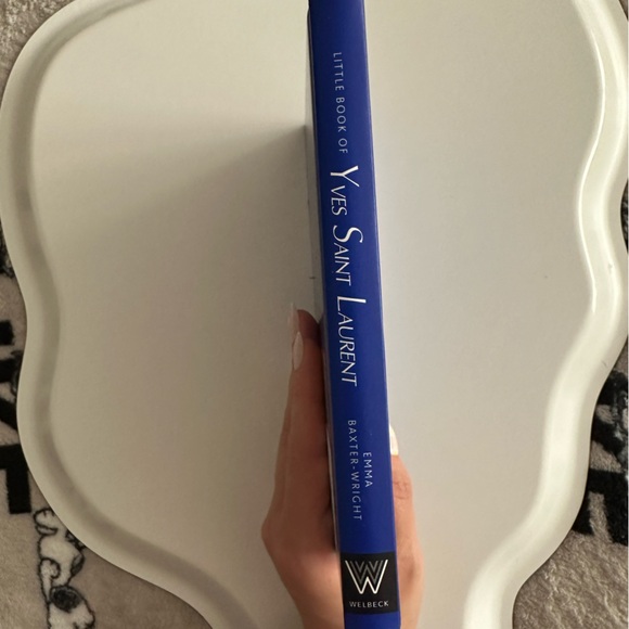 Little Book of Yves Saint Laurent: The Story of the Iconic Fashion House - Picture 4 of 4